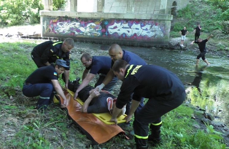 В Житомире мужчина сидел на перилах моста и случайно сорвался вниз