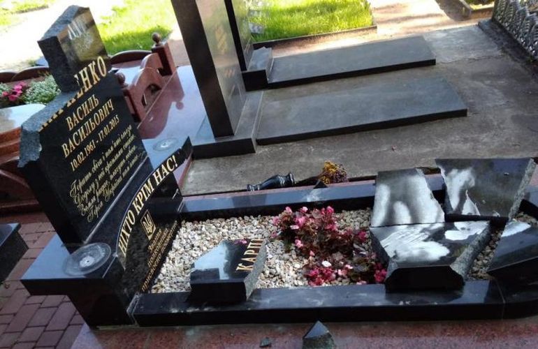 Вандалы на кладбище разгромили могилы бойцов АТО. ФОТО