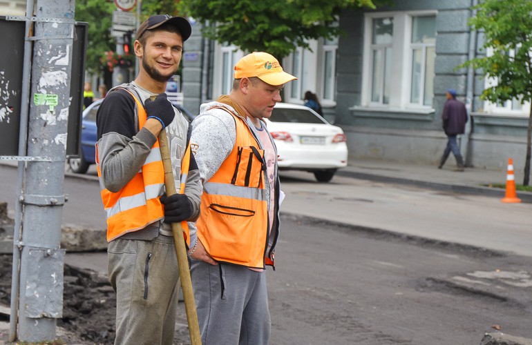 Как в Житомире ремонтируют дороги в дождливый день. ФОТОРЕПОРТАЖ