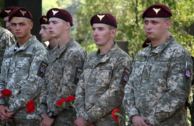 Сегодня в Украине День памяти погибших десантников
