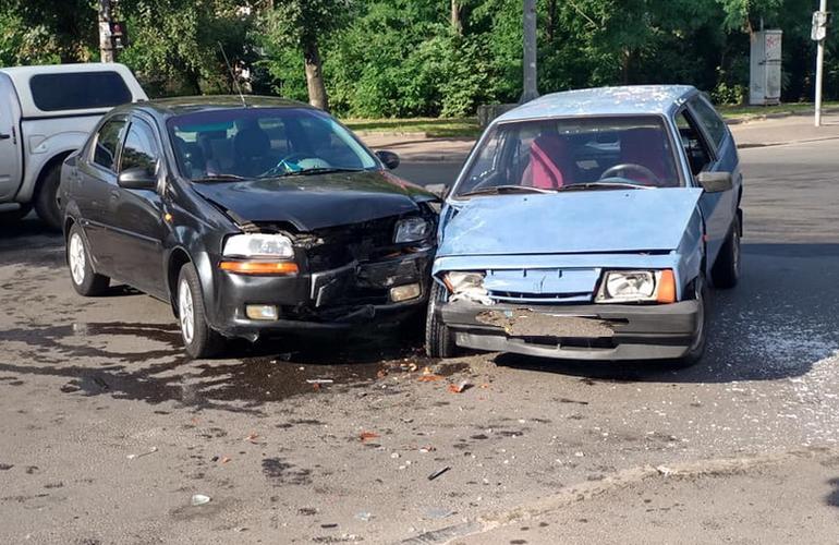 ВАЗ и Chevrolet устроили в Житомире ДТП, пострадали лишь автомобили. ФОТО