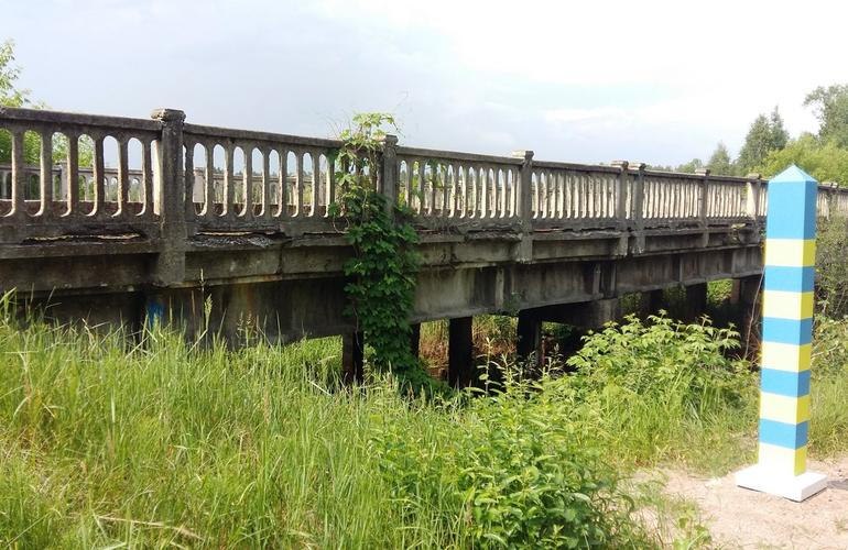 Аварийный мост на севере Житомирской области закрыт на ремонт