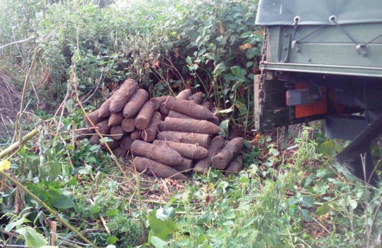 В одном из сел Житомирской области нашли погреб, наполненный артиллерийскими снарядами
