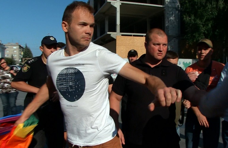 Акция в Житомире: противники ЛГБТ подрались со сторонниками и полицейскими. ФОТО. ВИДЕО
