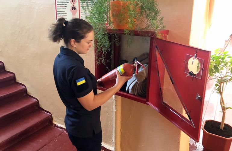 Пожарная безопасность: спасатели проводят проверки в учебных заведениях Житомира