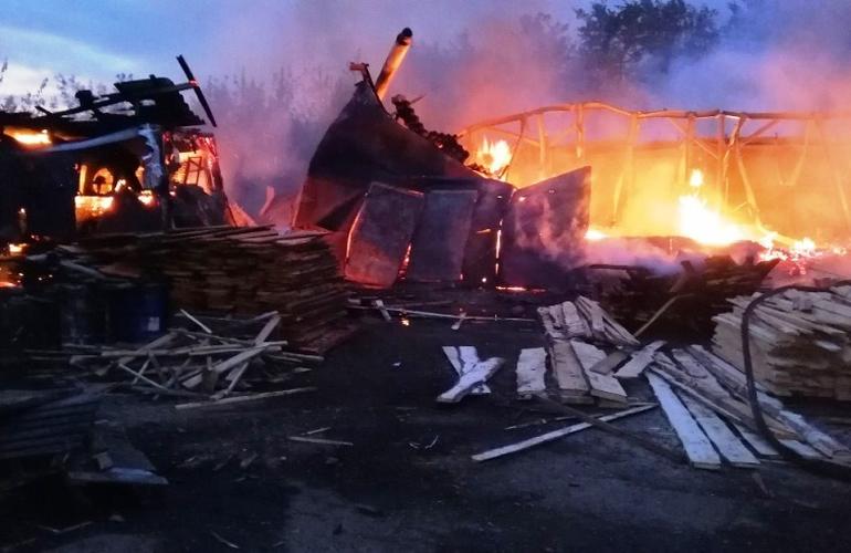 В Житомирской области масштабный пожар на предприятии тушили 15 спасателей. ФОТО