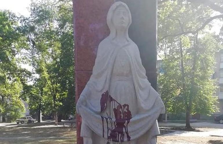 Под Житомиром облили краской памятник защитникам Украины, полиция разыскивает вандалов. ФОТО