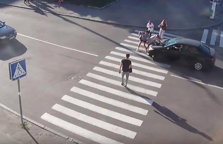 В Житомире водитель сбил двух женщин на «зебре» и скрылся: видео с камеры наблюдения