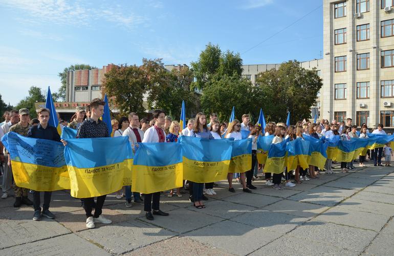 Горожане в центре Житомира отпраздновали День Государственного Флага Украины. ФОТО