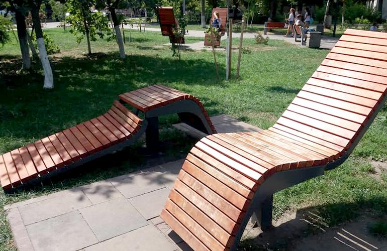 Сквер изменился, а поведение людей - нет: в Житомире сломали скамейку-шезлонг. ФОТО