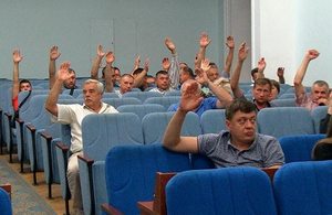 Громадські слухання по-житомирськи: перевізники прийшли до міськради і проголосували за підвищення вартості проїзду