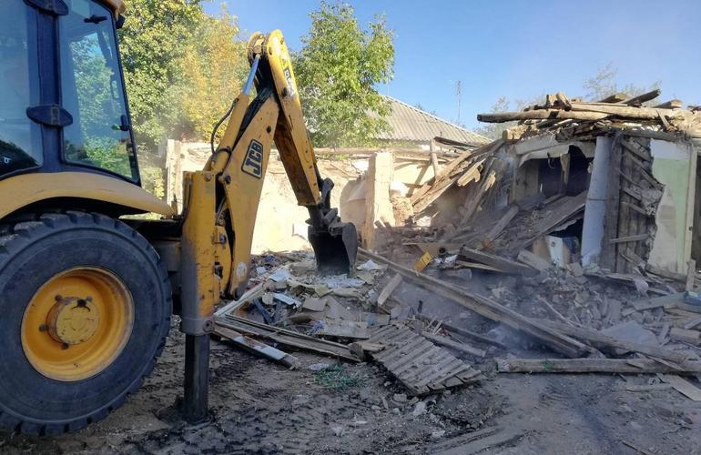 В селе под Житомиром активисты снесли аварийную библиотеку. За это руководство ОТГ написало заявление в полицию. ВИДЕО