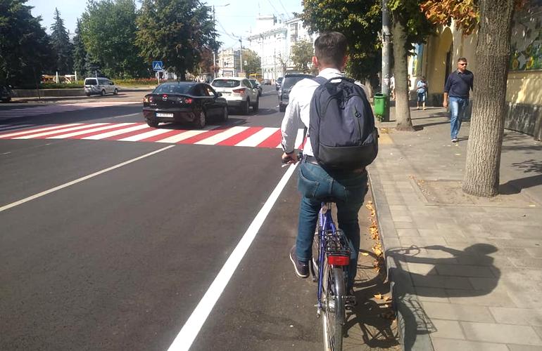 На двух улицах Житомира сузят полосы движения, отдав часть велосипедистам
