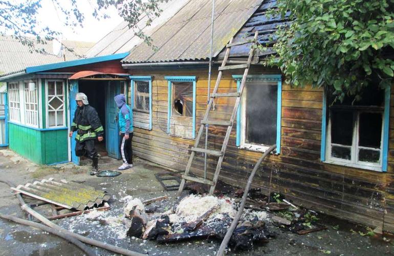 Пожар на Житомирщине: из горящего дома соседи вынесли пенсионера