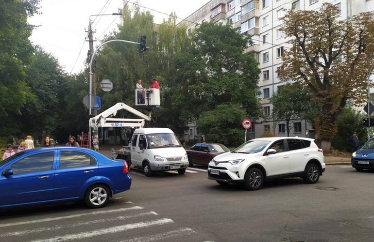 Перекресток в Житомире, где часто случаются аварии, оборудовали светофорами. ФОТО