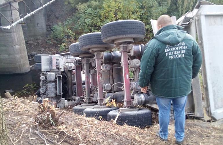 На Житомирщине грузовик упал с моста в реку: фото с места аварии