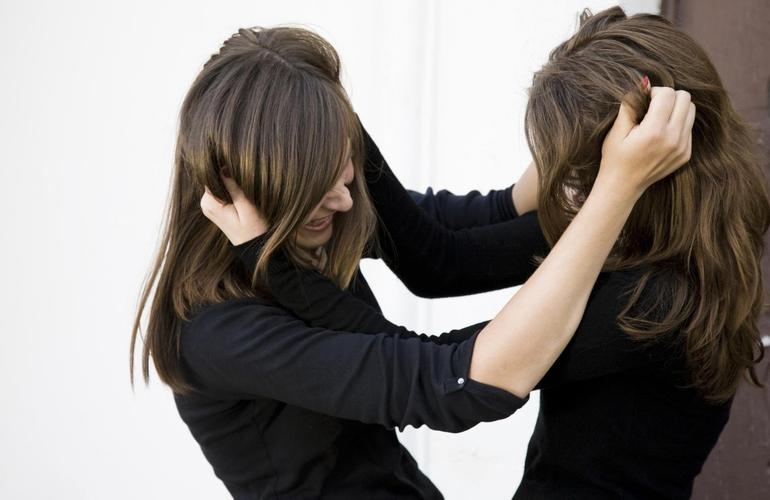 Полиция отреагировала на драку между девушками-подростками и открыла уголовное производство