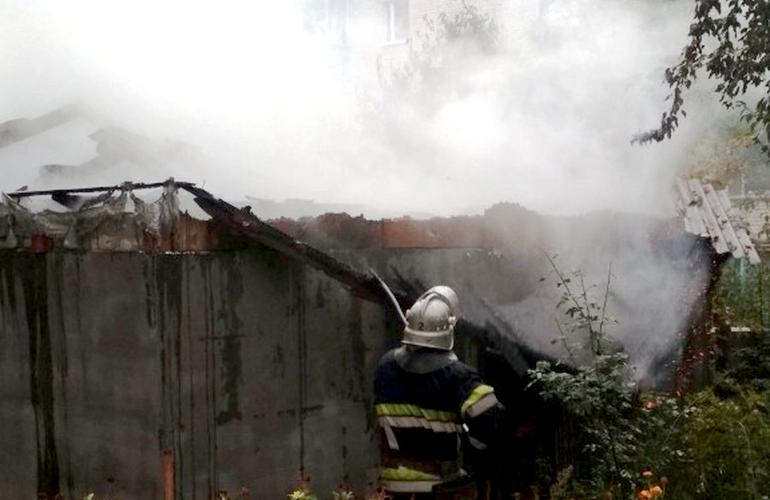 16 спасателей тушили пожар в житомирской бане