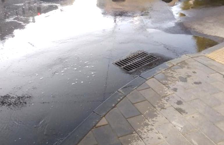 И так сойдет! В Житомире на отремонтированной улице на асфальте стоит вода. ФОТО