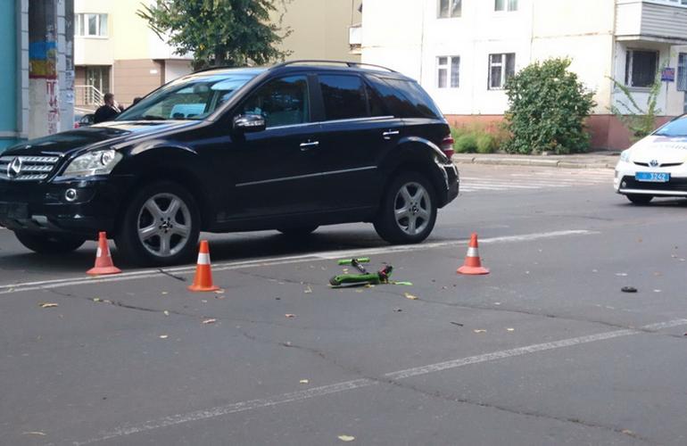 В Житомире водитель Mercedes сбил семью с ребенком на пешеходном переходе