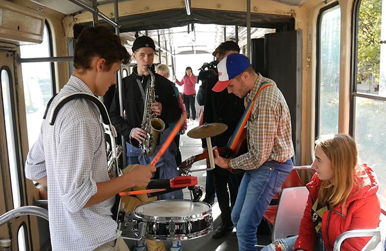 Студенты поздравили житомирян с Днем музыки, отыграв концерт в трамвае. ВИДЕО