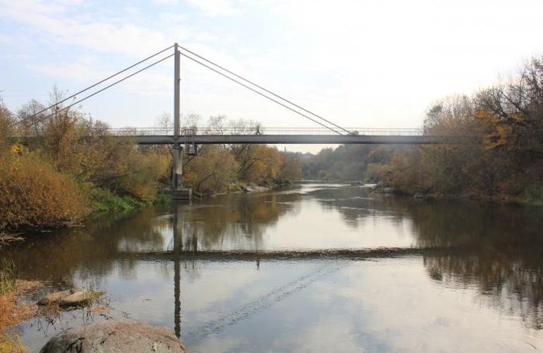 Двухлетняя девочка упала с моста в реку: ребенка спасли молодые парни. ВИДЕО