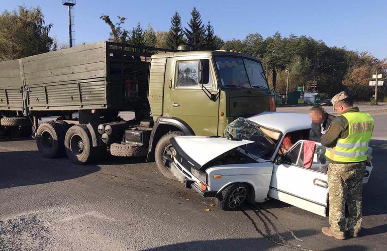 На Житомирщине пассажиры легковушки пострадали в результате столкновения с КамАЗом
