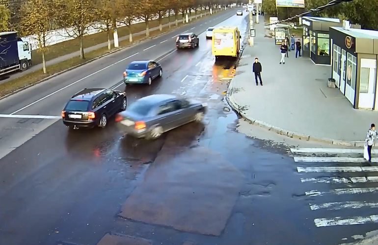 В Житомире человека сбили прямо на остановке: страшный момент попал на видео