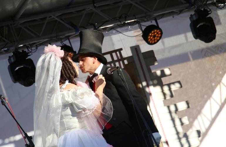 Свадебный уикенд на Михайловской: житомиряне отпраздновали годовщины и ознакомились с традициями. ФОТО