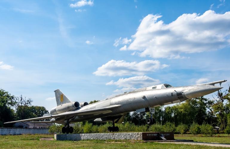 История о том, как под Житомиром появился постамент с 42-метровым советским самолетом. ВИДЕО