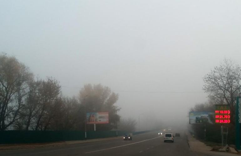 Житомир каждое утро окутывает густой туман: полиция предупреждает водителей об опасности
