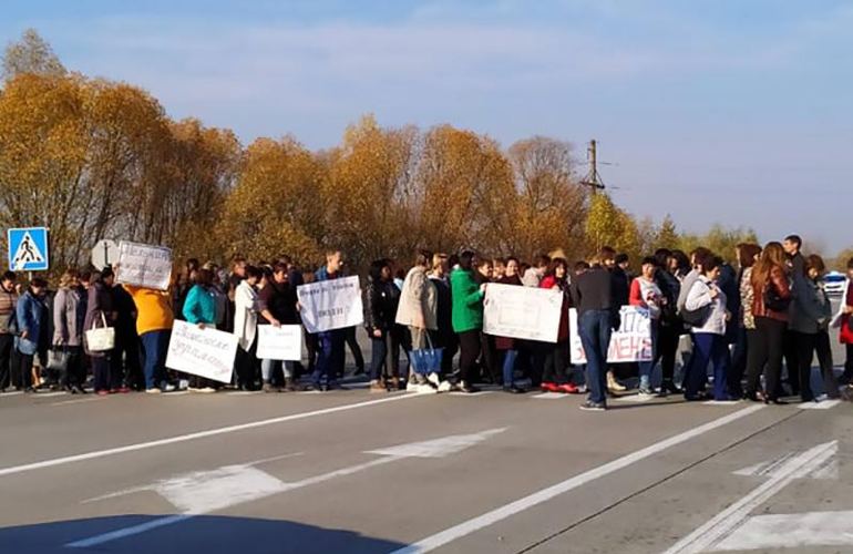 4 месяца без денег: учителя из-за долгов по зарплате перекрывали трассу на Житомирщине