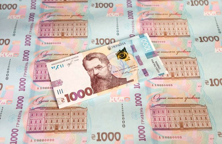 Сегодня в Украине входит в обращение купюра номиналом 1000 гривен: кто изображен на новой банкноте
