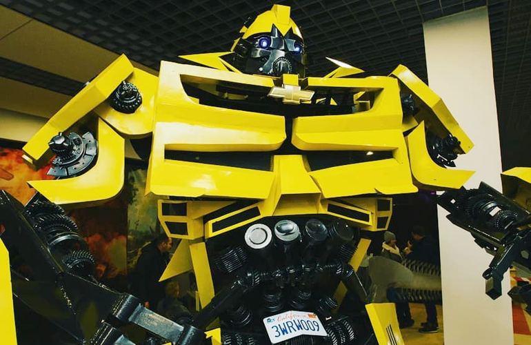 Бамблби и терминатор: в Житомире открылась уникальная выставка роботов и трансформеров. ФОТО