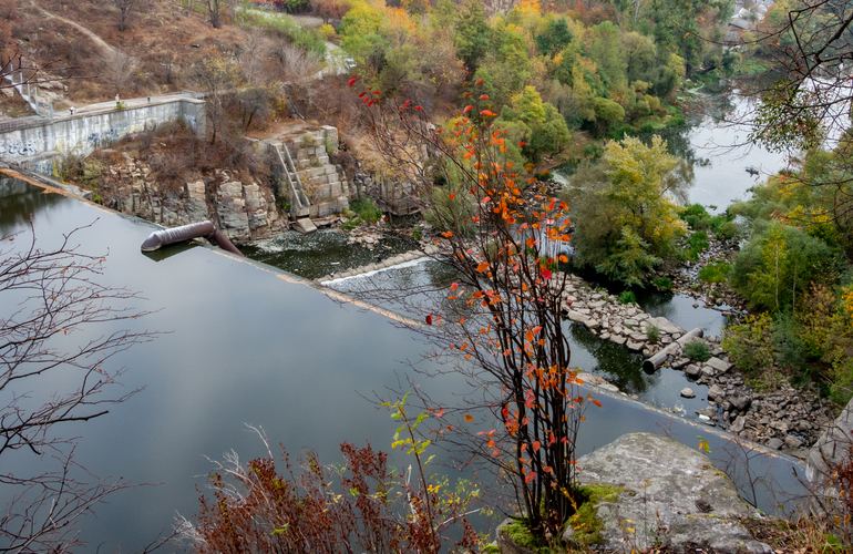 В Житомире прохожие спасли мужчину, который потерял сознание на скалах посреди реки