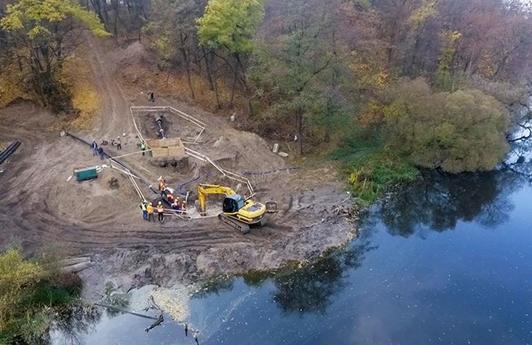 В Житомире под Тетеревом прокладывают новую водопроводную трубу. ФОТО