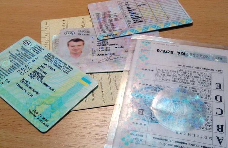 В Украине изменились правила выдачи водительских удостоверений