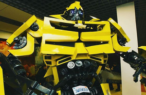 Бамблбі та термінатор: у Житомирі відкрилася унікальна виставка роботів і трансформерів. ФОТО