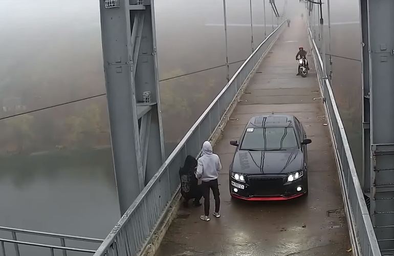 Заехали пофоткаться и были оштрафованы: в Житомире на пешеходном мосту катались авто и мотоцикл. ВИДЕО