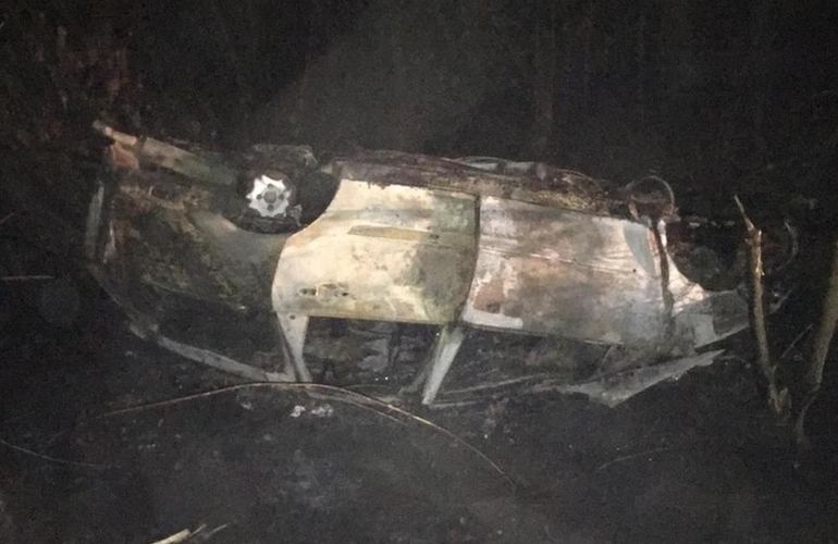 От машины осталась груда металла: в пригороде Житомира легковушка слетела в кювет и загорелась