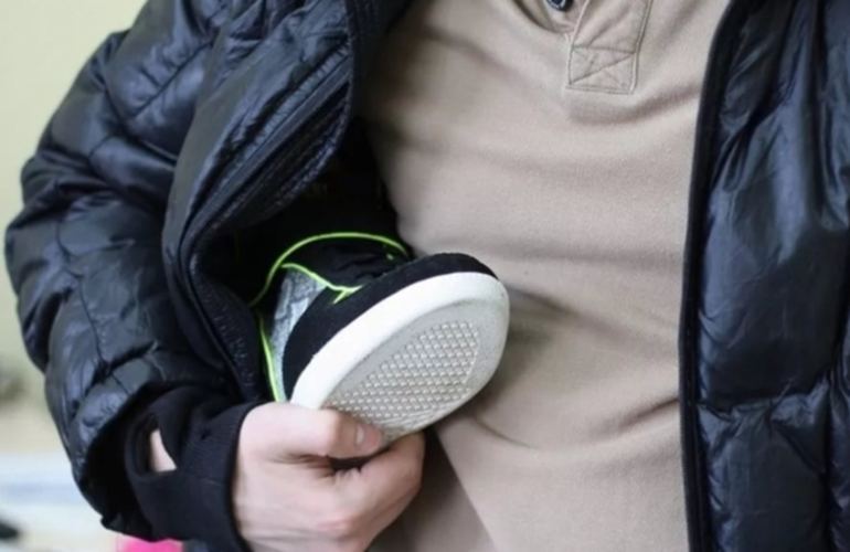 Магазинные кражи в Житомире: студентка пыталась вынести алкоголь, а мужчина своровал кроссовки