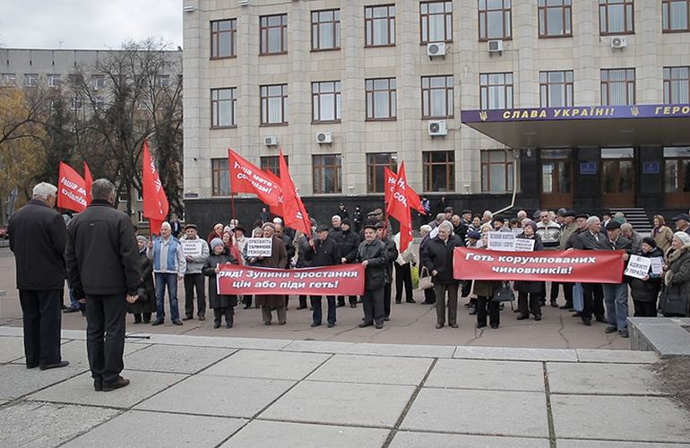 Годовщина Октябрьской революции: сторонники коммунизма вышли в центр Житомира на митинг. ФОТО