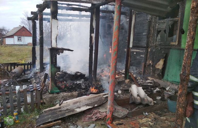 В горящем доме на Житомирщине обнаружили двоих детей: 3-летнего мальчика спасти не удалось