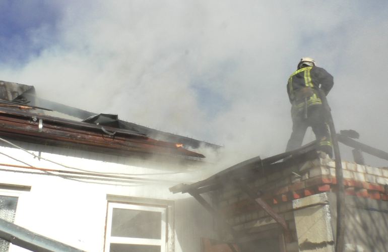 В Житомире пожарные спасли от уничтожения жилой дом, который охватил огонь
