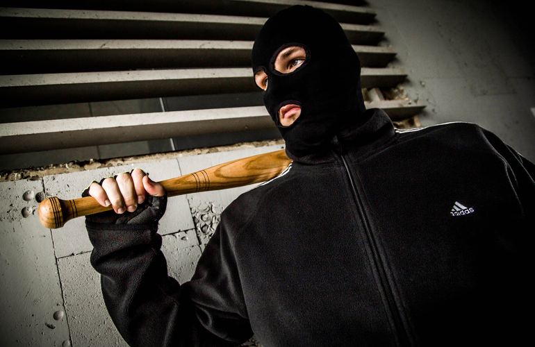 В Житомире неизвестные в балаклавах жестоко избили и ограбили предпринимателя
