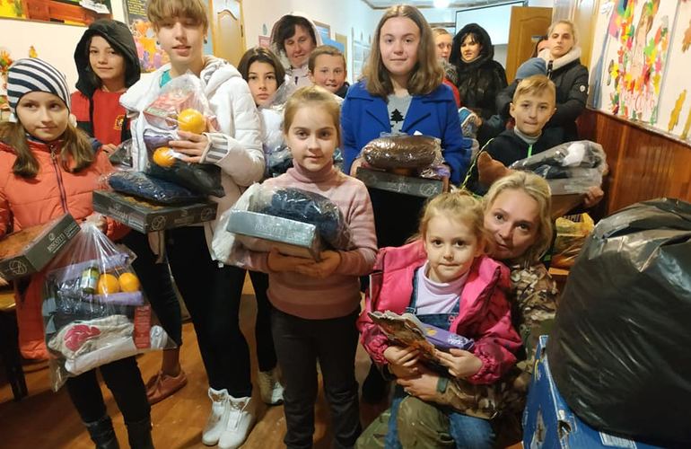 Житомирский волонтер собирает подарки для детишек, живущих в зоне боевых действий