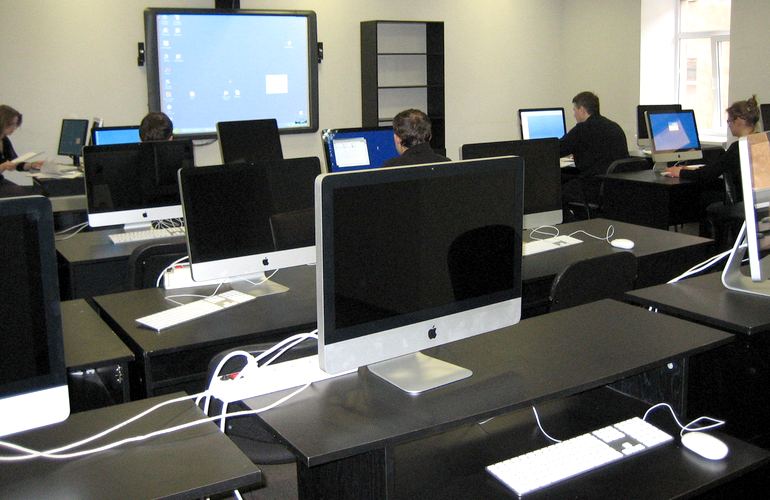 На Житомирщине чиновники переплатили более миллиона гривен при закупке школьных компьютеров