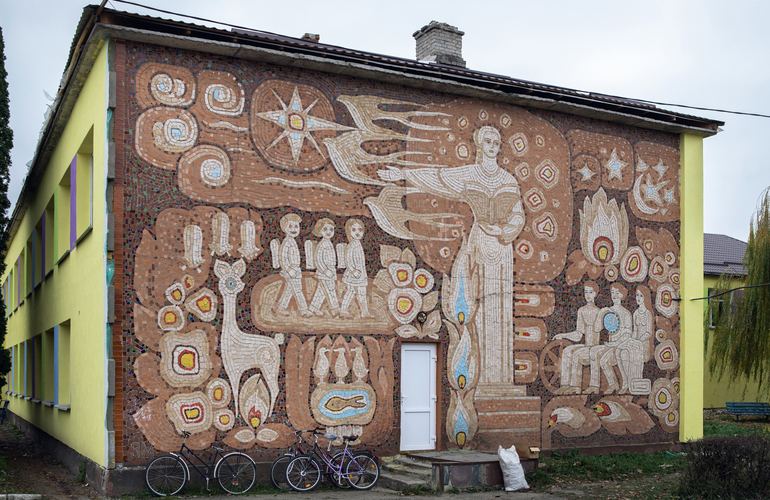 Мозаичное панно на фасаде гимназии в Житомирской области стало объектом культурного наследия