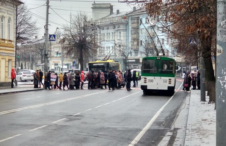 Протестующие против строительства АЗС житомиряне перекрыли Большую Бердичевскую. ФОТО