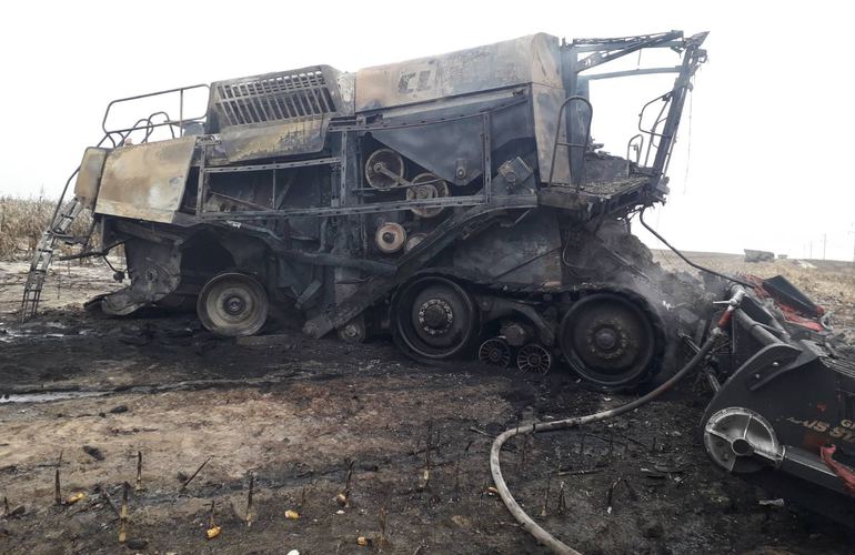 Пожар уничтожил комбайн, который работал в поле на Житомирщине. ФОТО